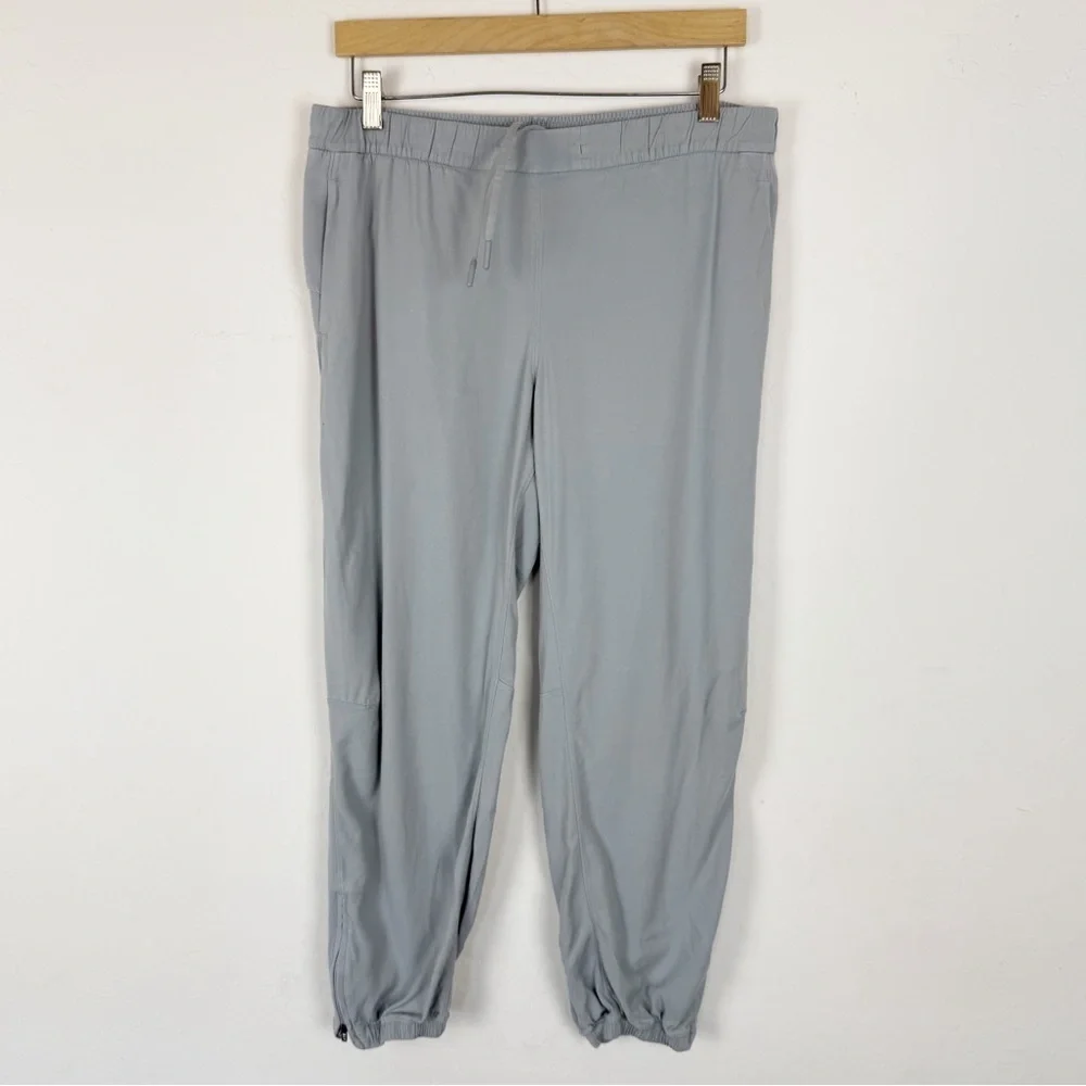 Lululemon Essential Affinity Mid Rise Jogger in Rhino Grey